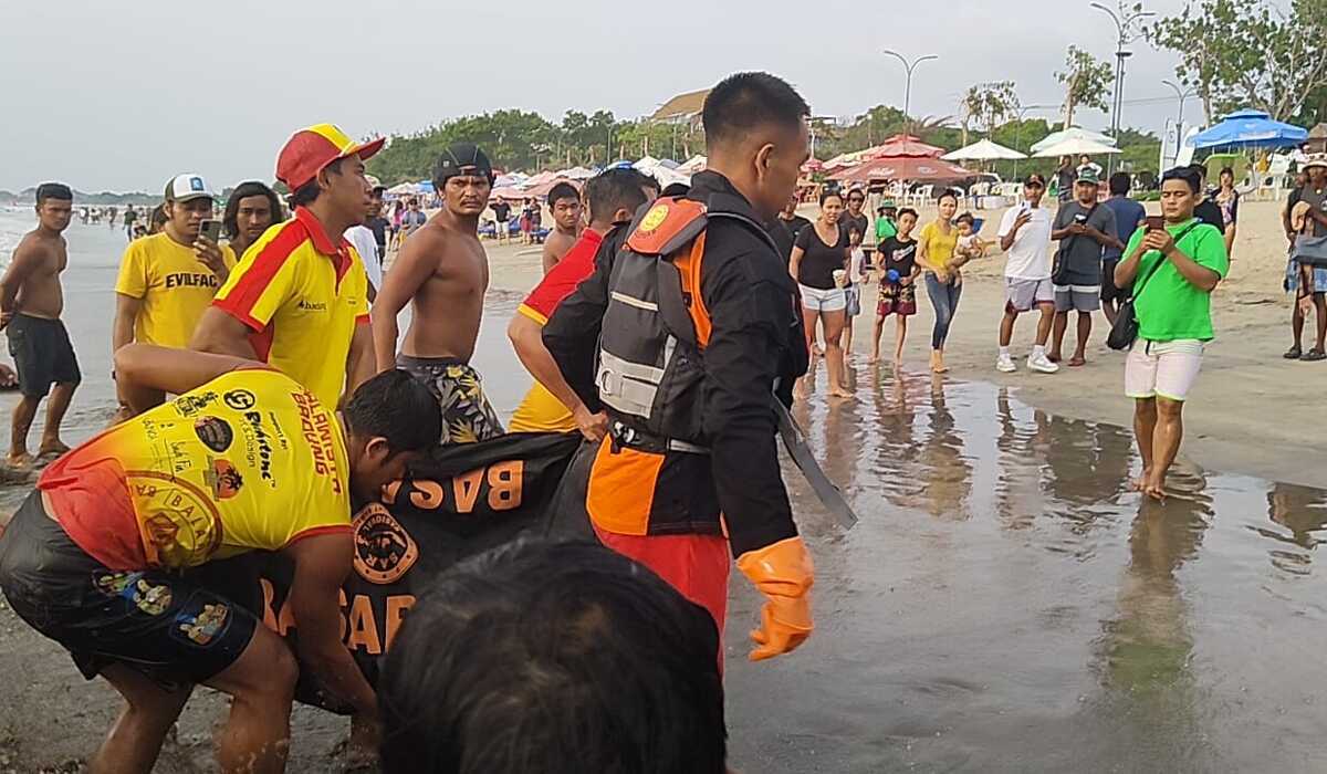 Tim SAR gabungan tengah mengevakuasi seorang WNA  Uzbekistan yang meninggal terseret arus di pantai Kuta, Bali, Kamis, 4 Januari 2024.