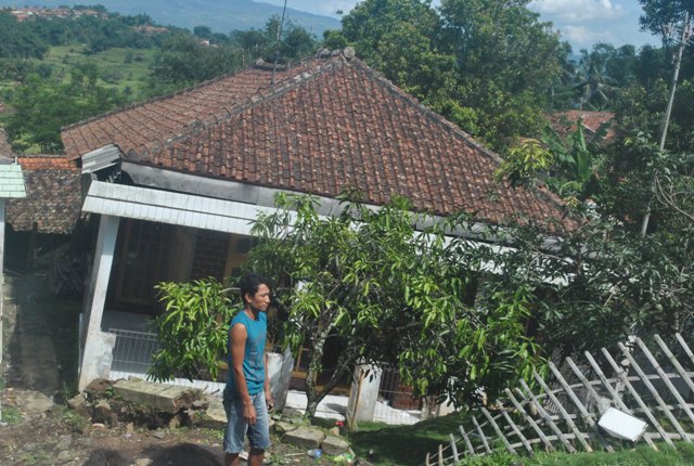 Warga Majalengka memandangi rumahnya yang terkena bencana