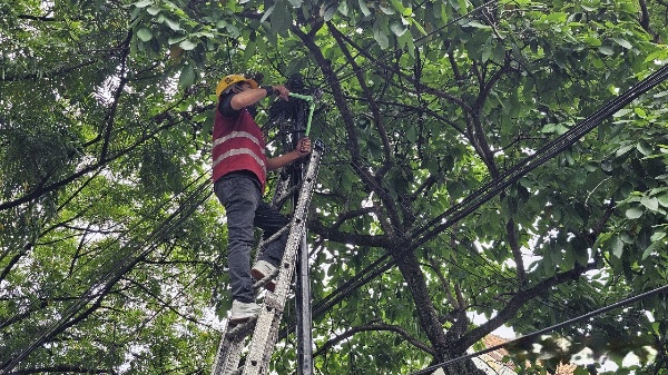 PLN Icon Plus SBU Regional Jabar berkolaborasi dengan Dinas Kominfo Kota Bandung dan Apjatel melakukan penataan jaringan kabel fiber optik.