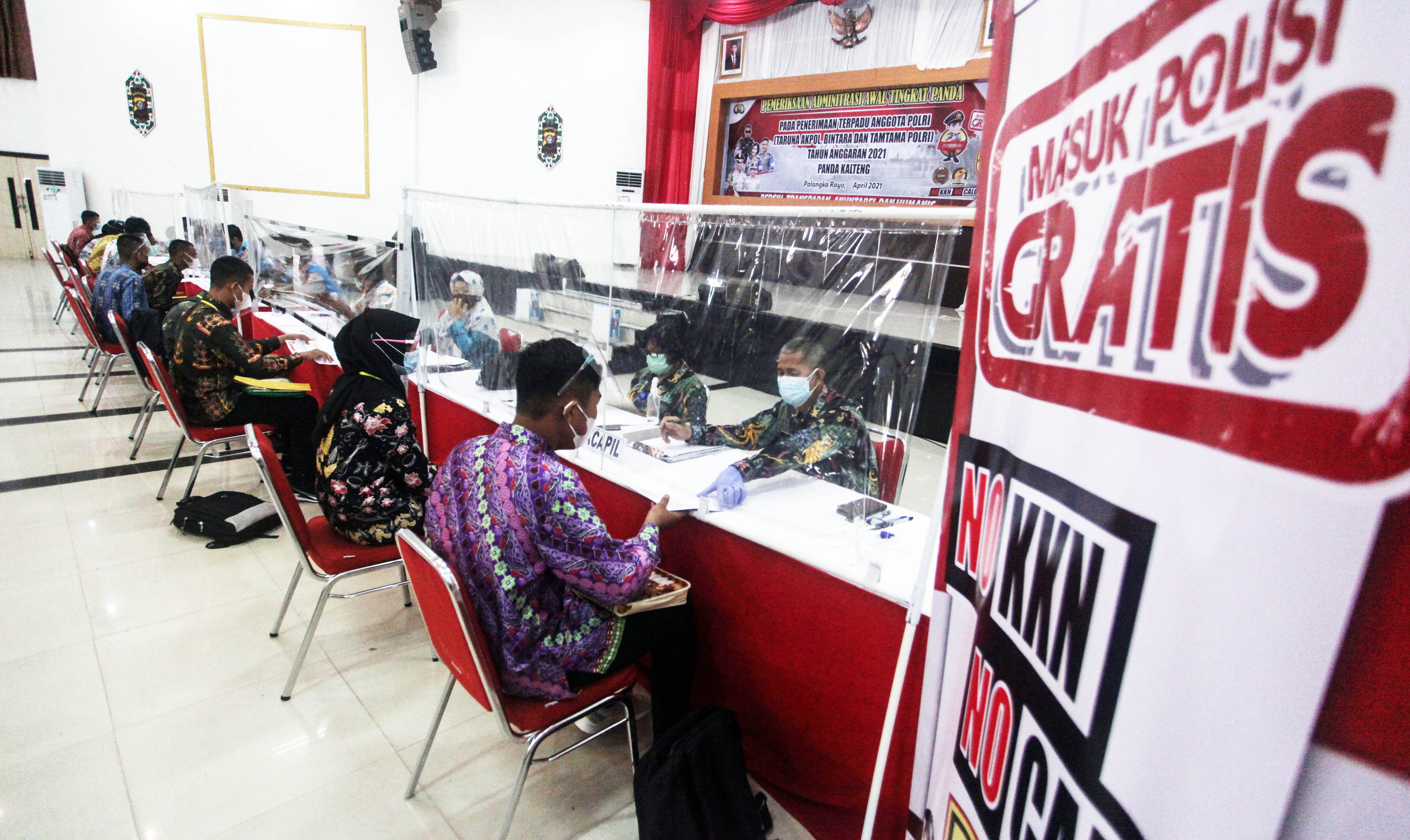 Ilustrasi: panitia memeriksa berkas pendaftaran calon peserta saat seleksi penerimaan anggota Polri Tahun Angkatan 2021 di Polda Kalteng