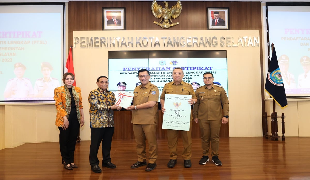 Penyerahan sertifikat tanah dari Pemkot Tangsel kepada warga