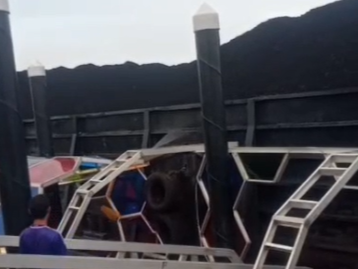 Kapal menghantam dermaga di Palembang.