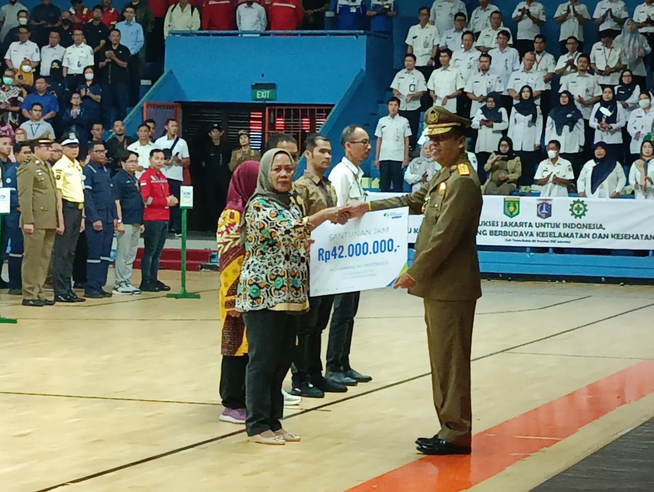  Penyerahan manfaat program JKM BPJS Ketenagakerjaan sebesar Rp42 juta masing-masing kepada tiga ahli waris peserta tanggungan APBD DKI. 