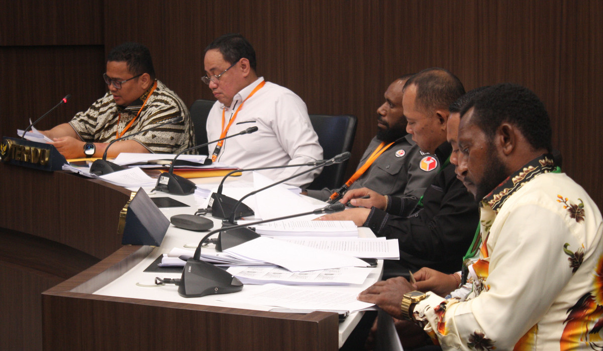 Anggota Bawaslu Kabupaten Puncak Guripa Telenggen (tengah) di sidang pemeriksaan etik di Bawaslu, Jakarta, 12 Januari 2024.