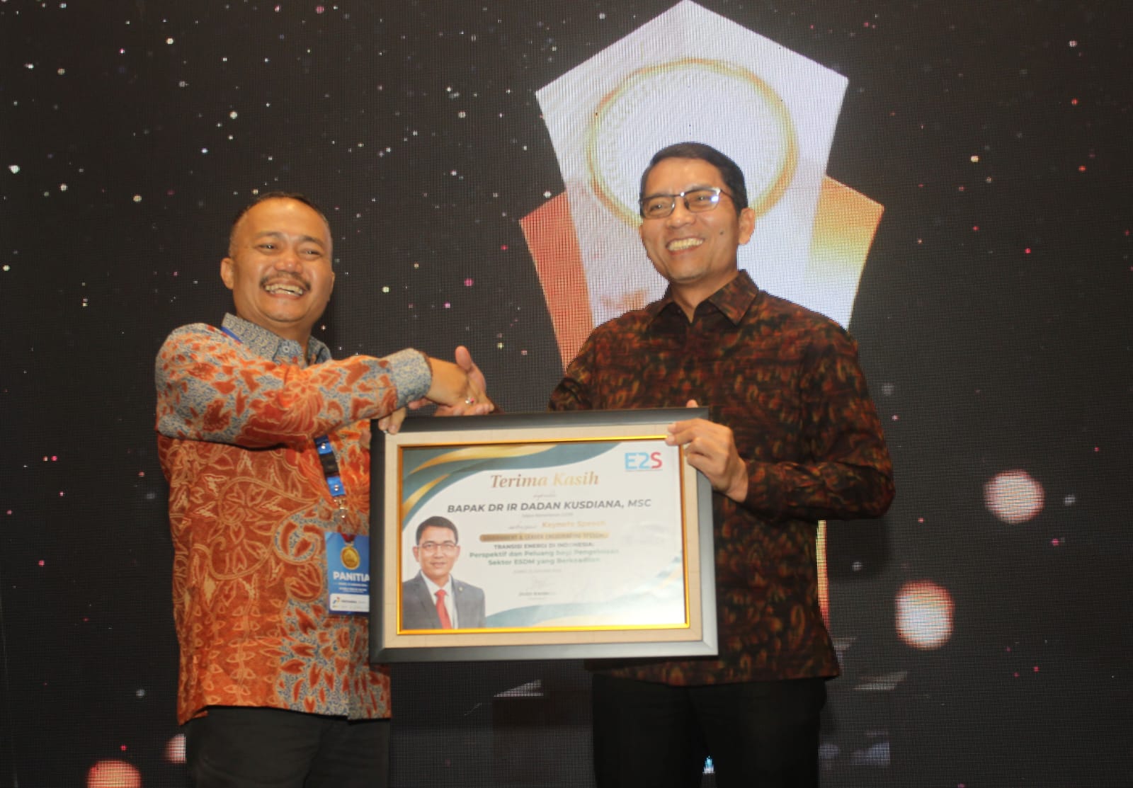 Sekjen ESDM Dadan Kusdiana (kanan) menerima penghargaan E2S Award dari Chairman E2S Dudi Rahman. 