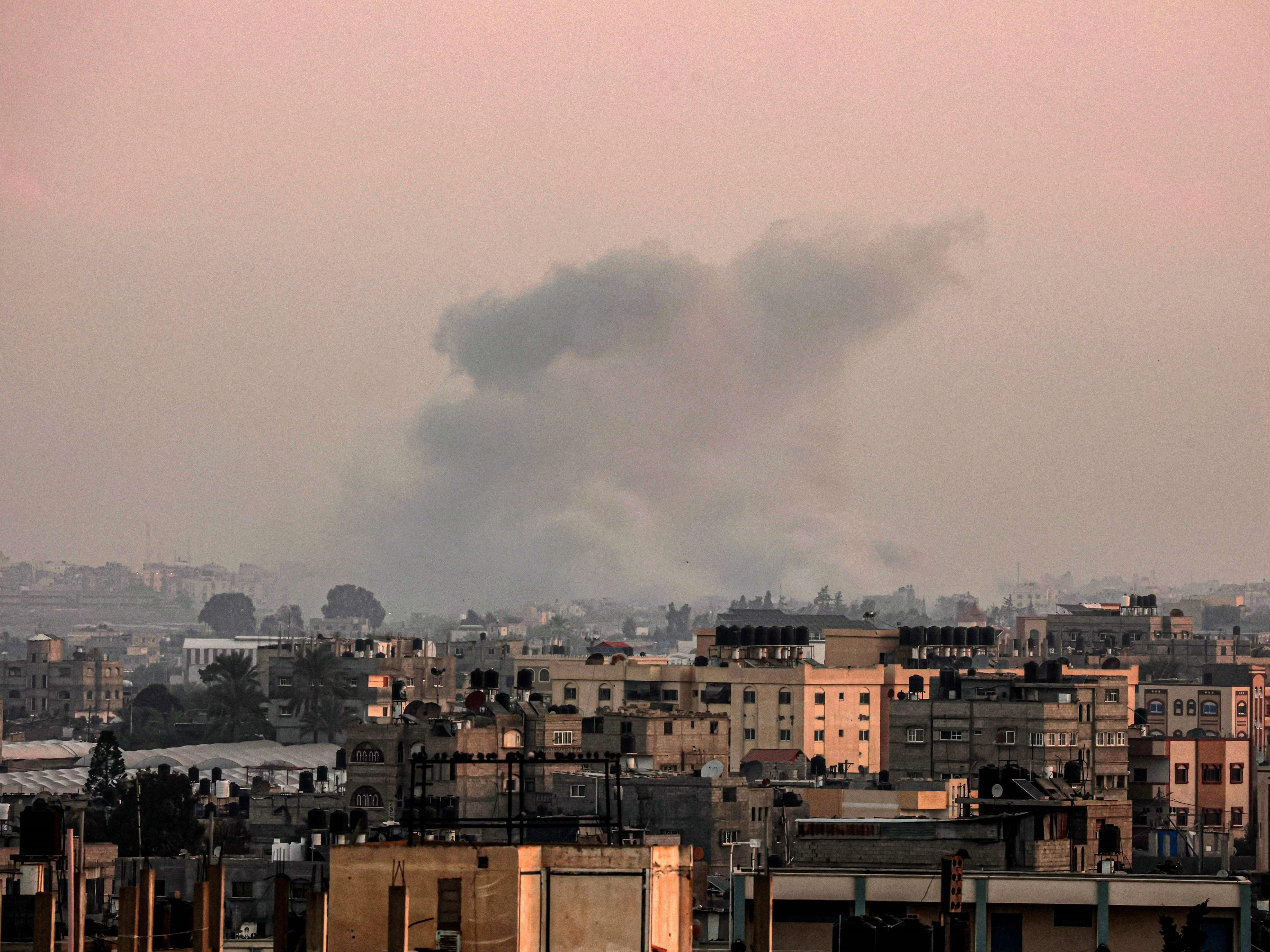 Asap mengepul di atas Khan Yunis di Jalur Gaza selatan selama pengeboman Israel, Selasa 23 Januari 2024.
