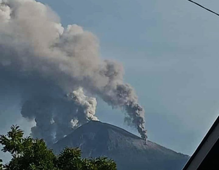 Masyarakat juga diminta mewaspadai potensi banjir lahar hujan pada sungai-sungai yang berhulu di puncak Gunung Lewotobi.