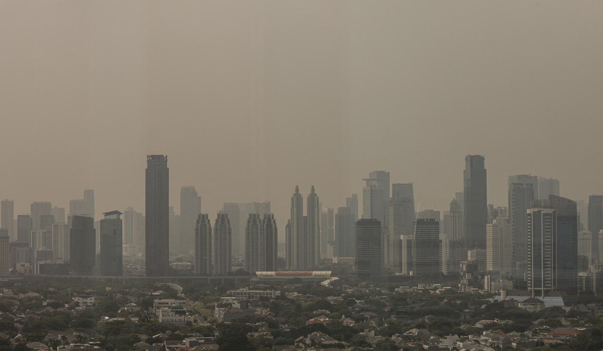 Ilustrasi langit abu-abu Jakarta akibat kualitas udara yang buruk.