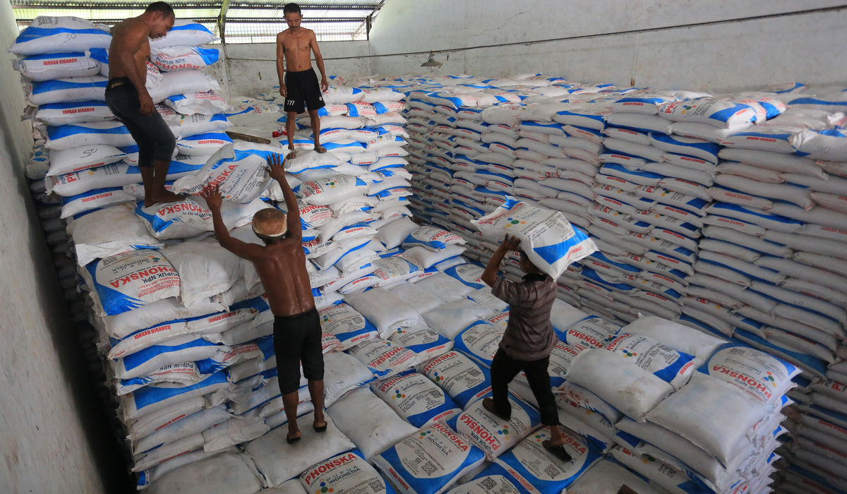 Pekerja menurunkan pupuk NPK bersubsidi di Aceh.