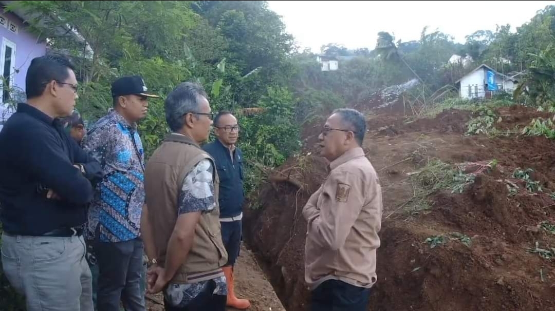 Wakil Bupati Sukabumi Iyos Somantri di lokasi tanah longsor