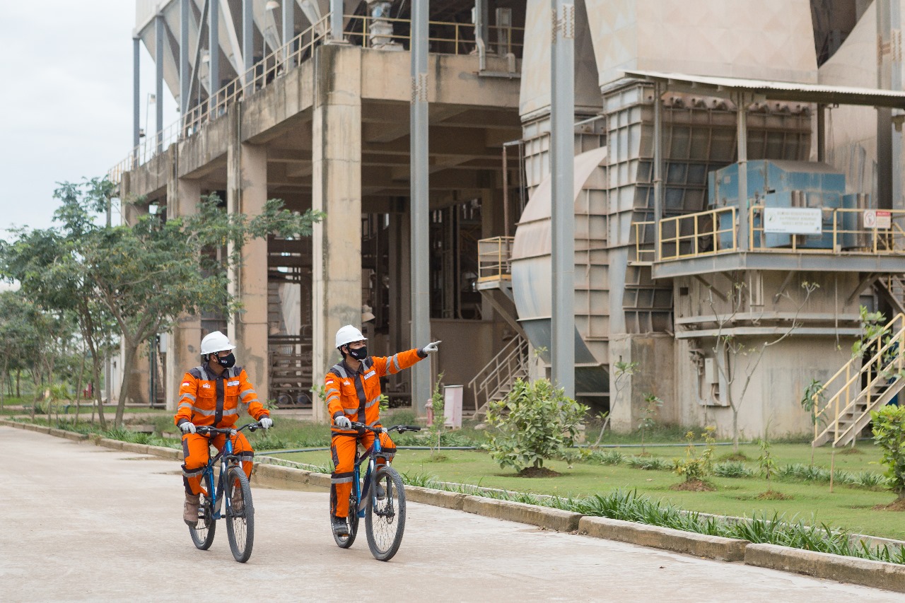 Pekerja melintas di Pabrik Semen Gresik di Rembang.