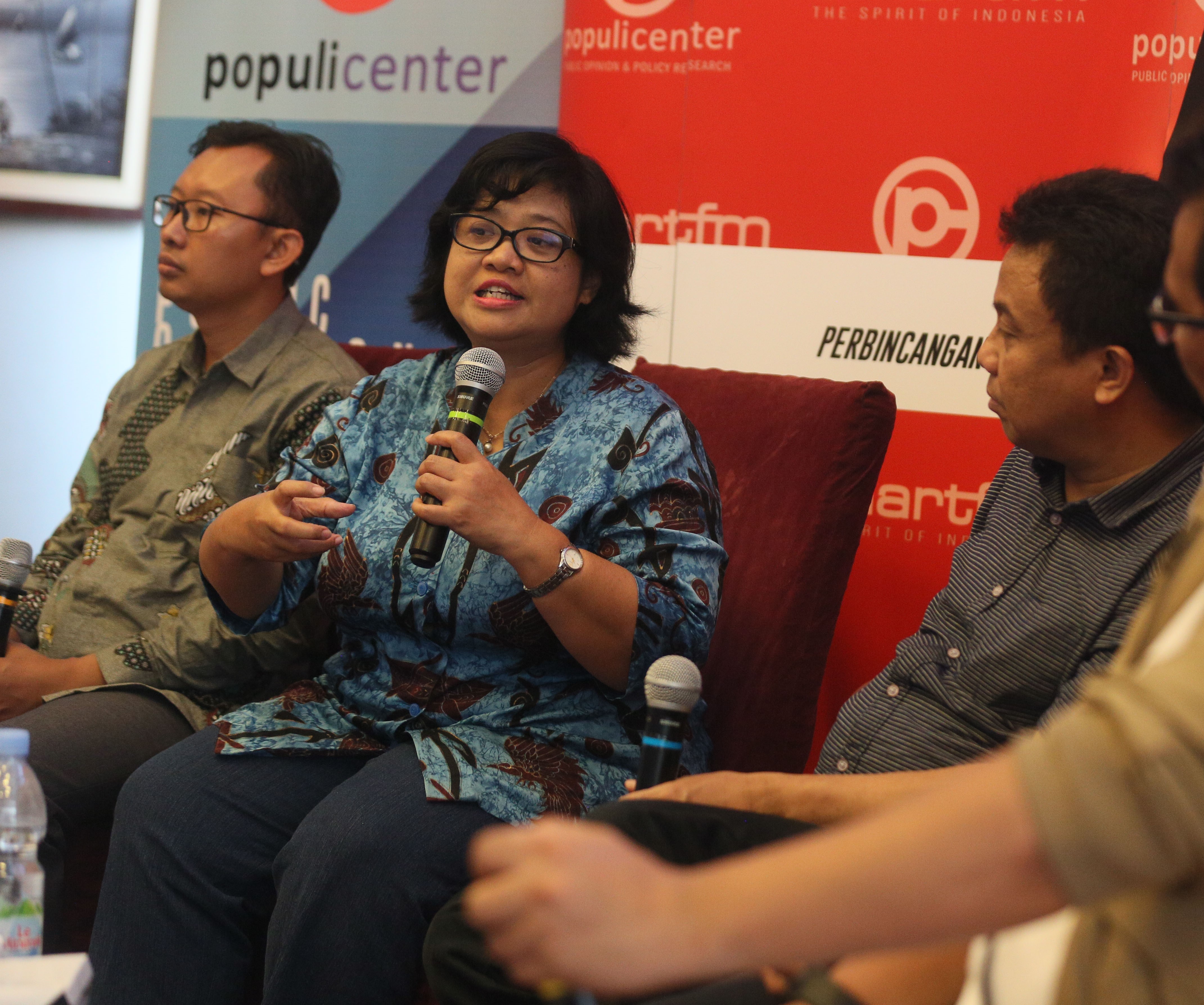 Komisioner Kompolnas Poengky Indarti (tengah)