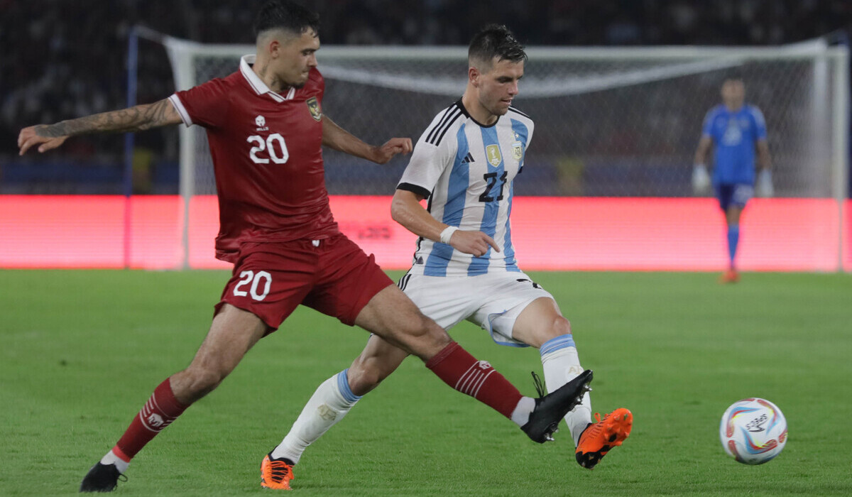 Pemain Timnas Indonesia Shayne Elian Jay Pattynama (kiri).