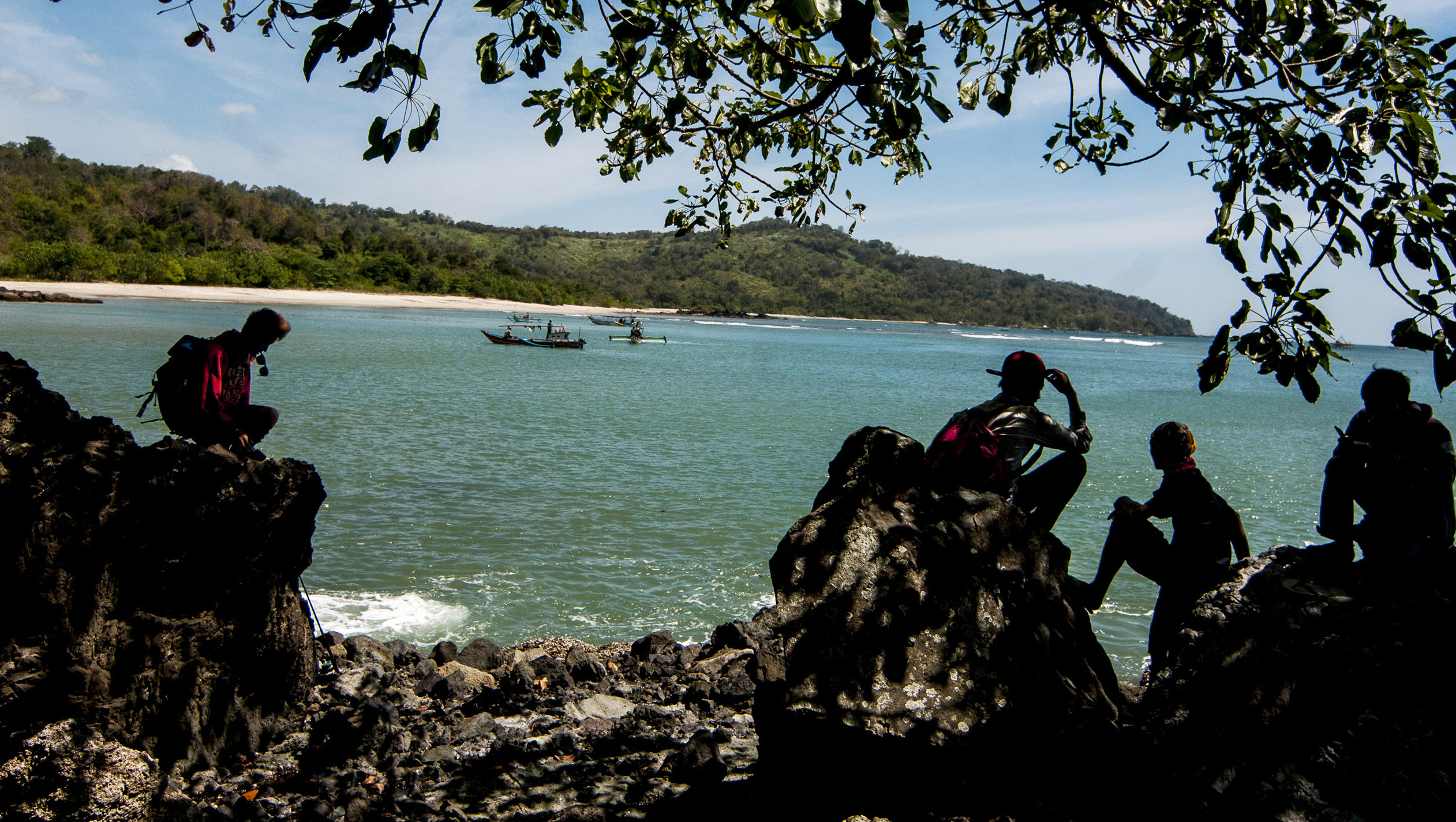 Wisatawan menikmati suasana Pulau Kunti Kawasan Geopark Ciletuh-Palabuhan Ratu, di Kabupaten Sukabumi.