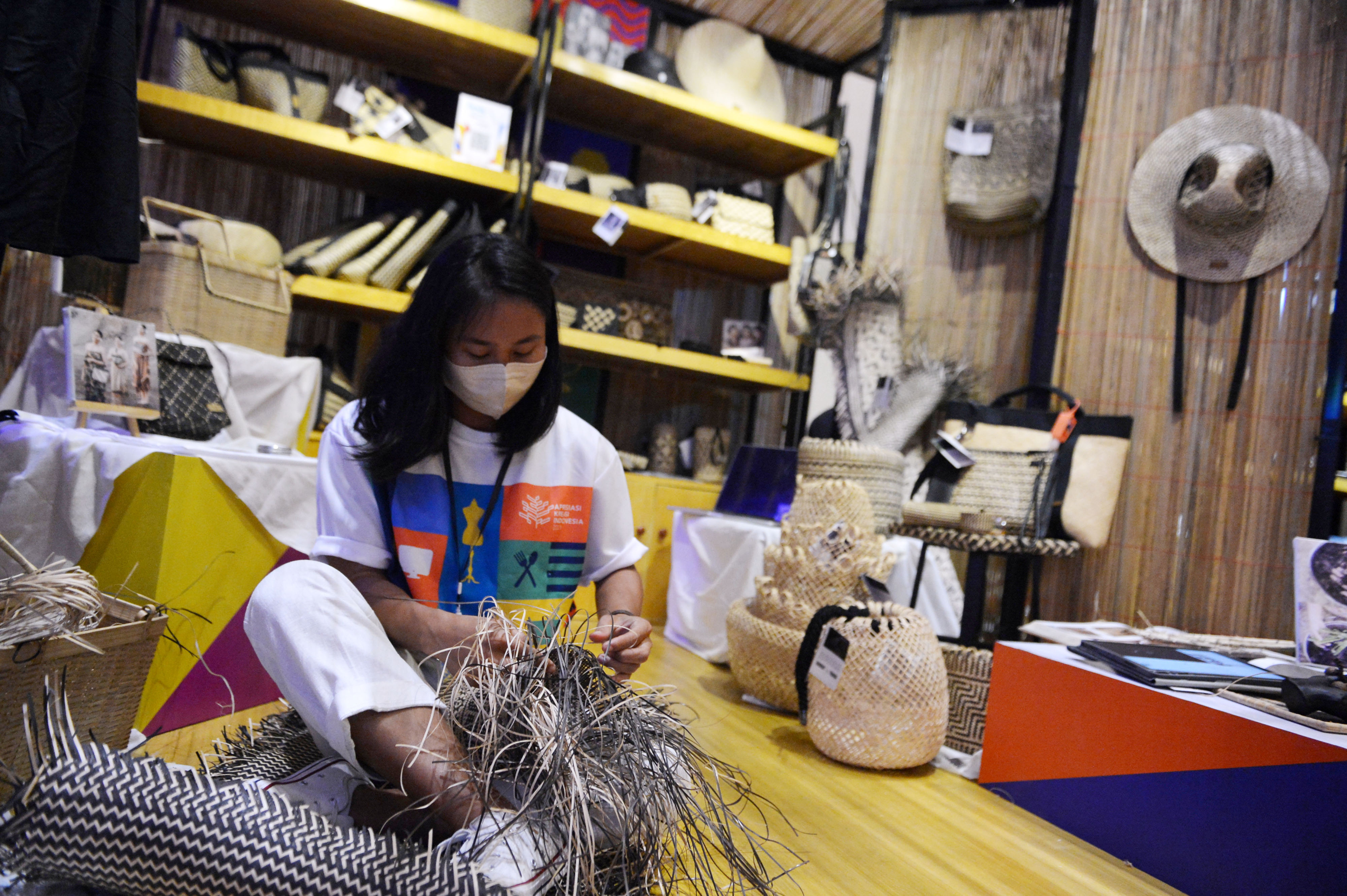 Perajin menyelesaikan pembuatan produk industri kreatif