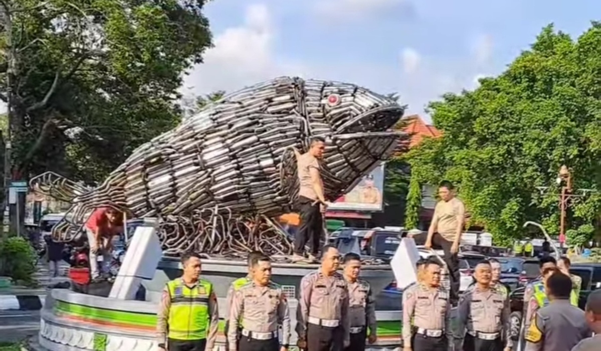 Monumen ikan bandeng yang terbuat dari 4.031 knalpot brong hasil razia polisi di Pati, Jawa Tengah.