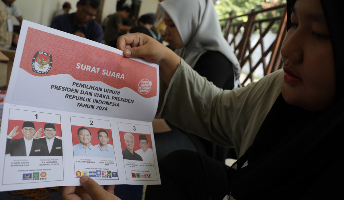 Pekerja menyelesaikan sortir dan melipat surat suara Pemilu Presiden dan Wakil Presiden 2024 di gudang logistik KPU Kota Bogor.