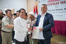 Wamen ATR/ BPN Raja Juli Antoni menyerahkan 500 sertifikat tanah di Siak 