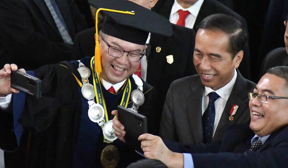 Presiden Joko Widodo (tengah) bersama Rektor IPB University Arif Satria (kiri).