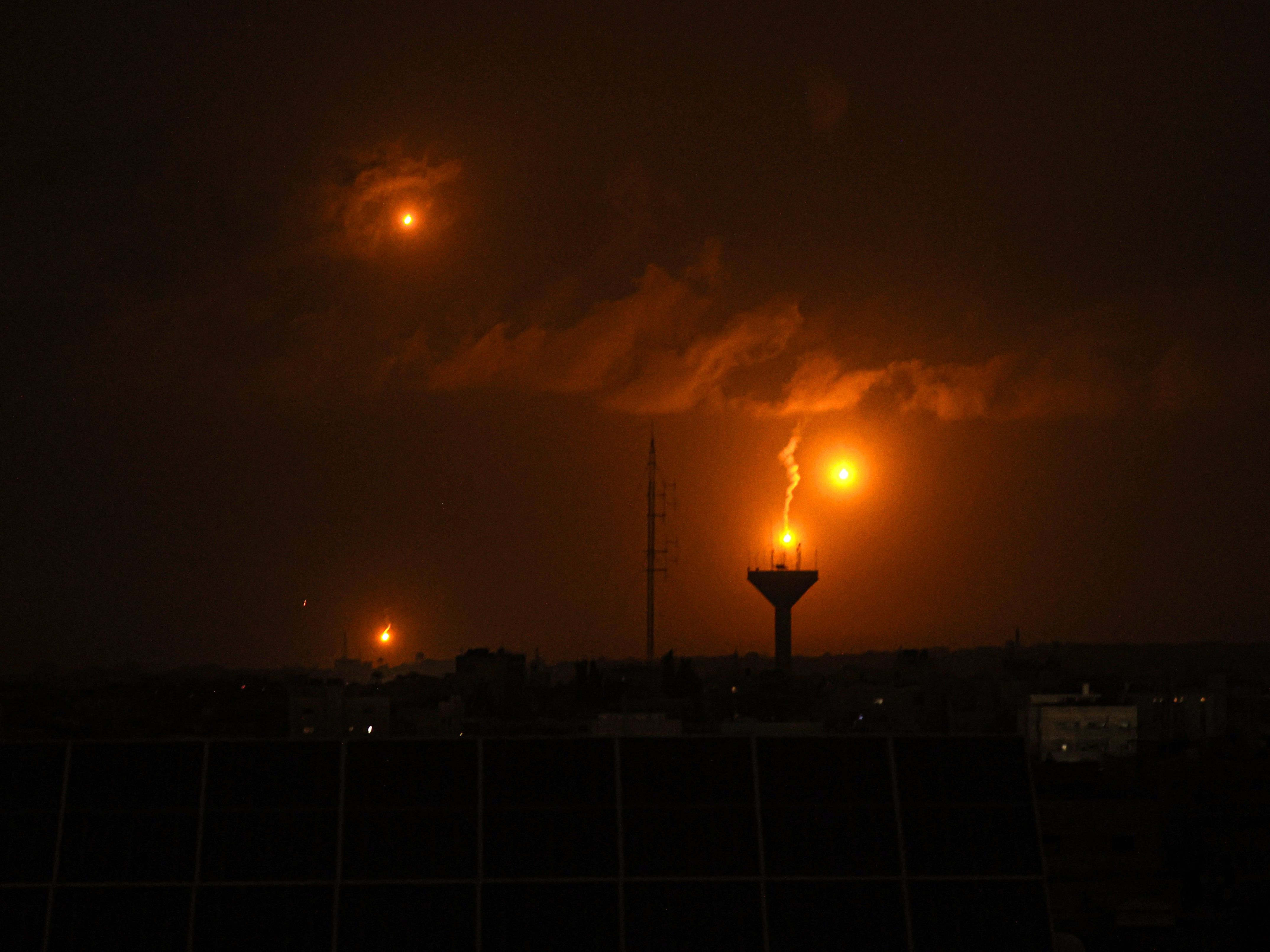 Suar yang ditembakkan oleh tentara Israel di atas Khan Yunis, Jalur Gaza selatan, Palestina, Selasa 23 Januari 2024.