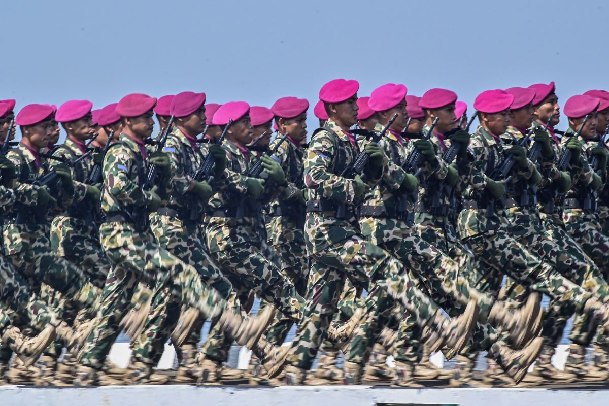 Prajurit Korps Marinir TNI AL mengikuti peringatan Hari Armada di Kompleks Satuan Koarmada I Pondok Dayung, Jakarta, Selasa (5/12/2023)