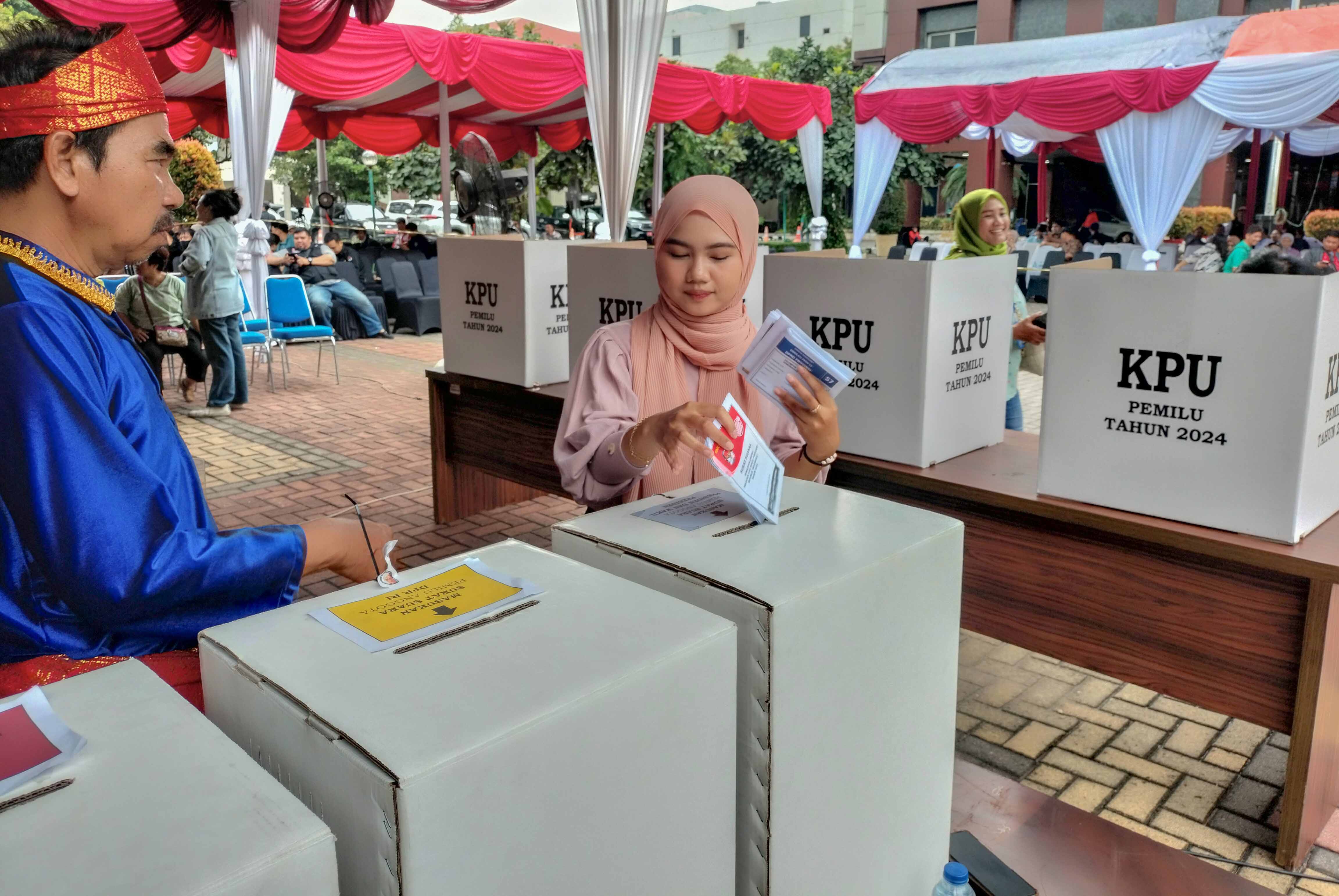 Petugas KPPS melaksanakan simulasi pemungutan suara.