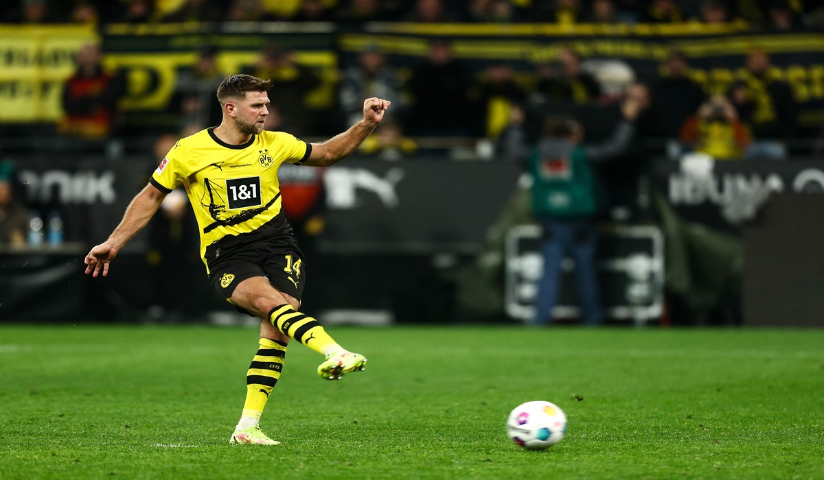 Penyerang Borussia Dortmund Niclas Fuellkrug melepaskan tendangan penalti dalam laga Bundesliga melawan Bochum.