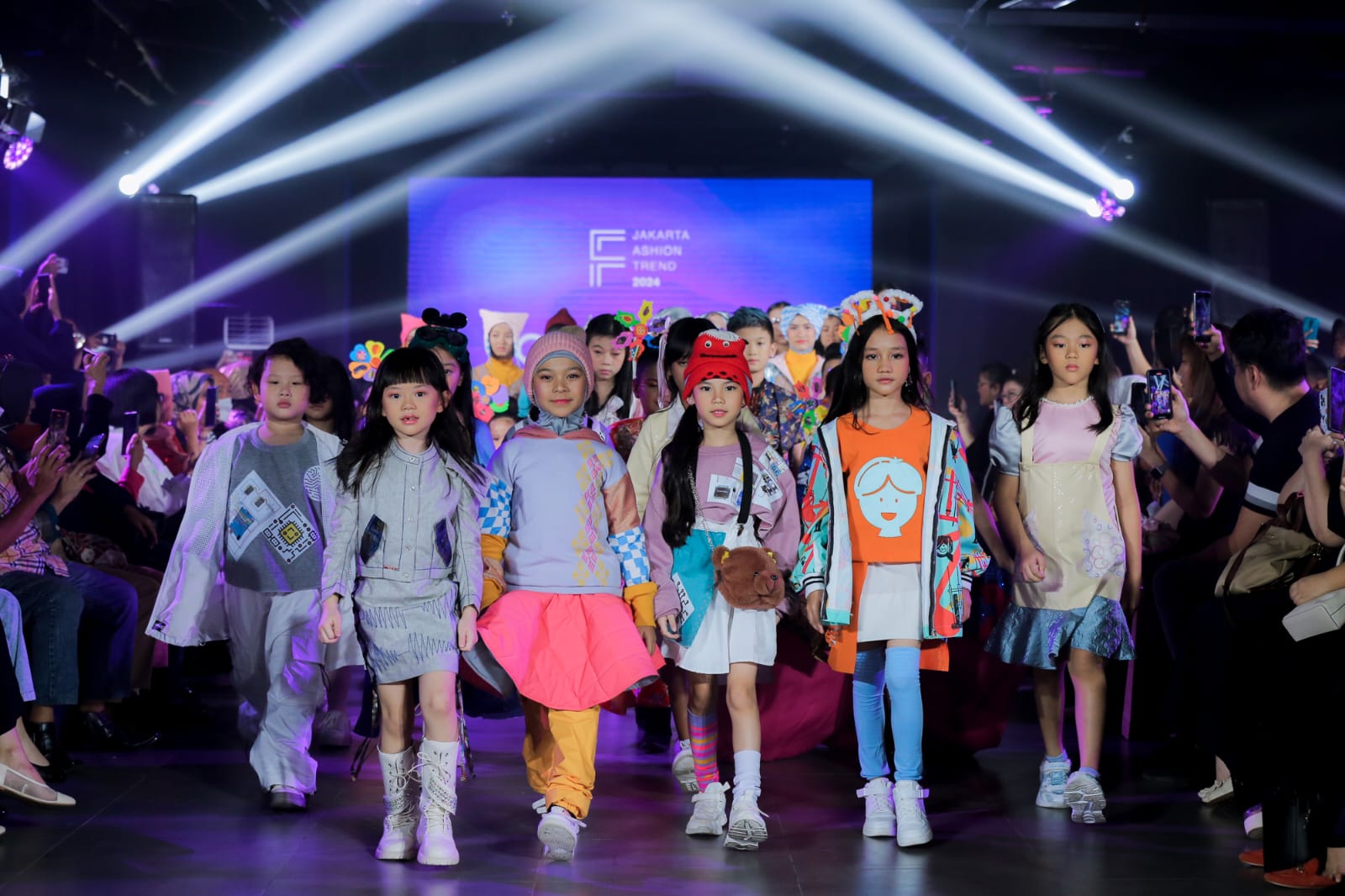 Peragaan koleksi baju anak di Jakarta Fashion Trend 2024.