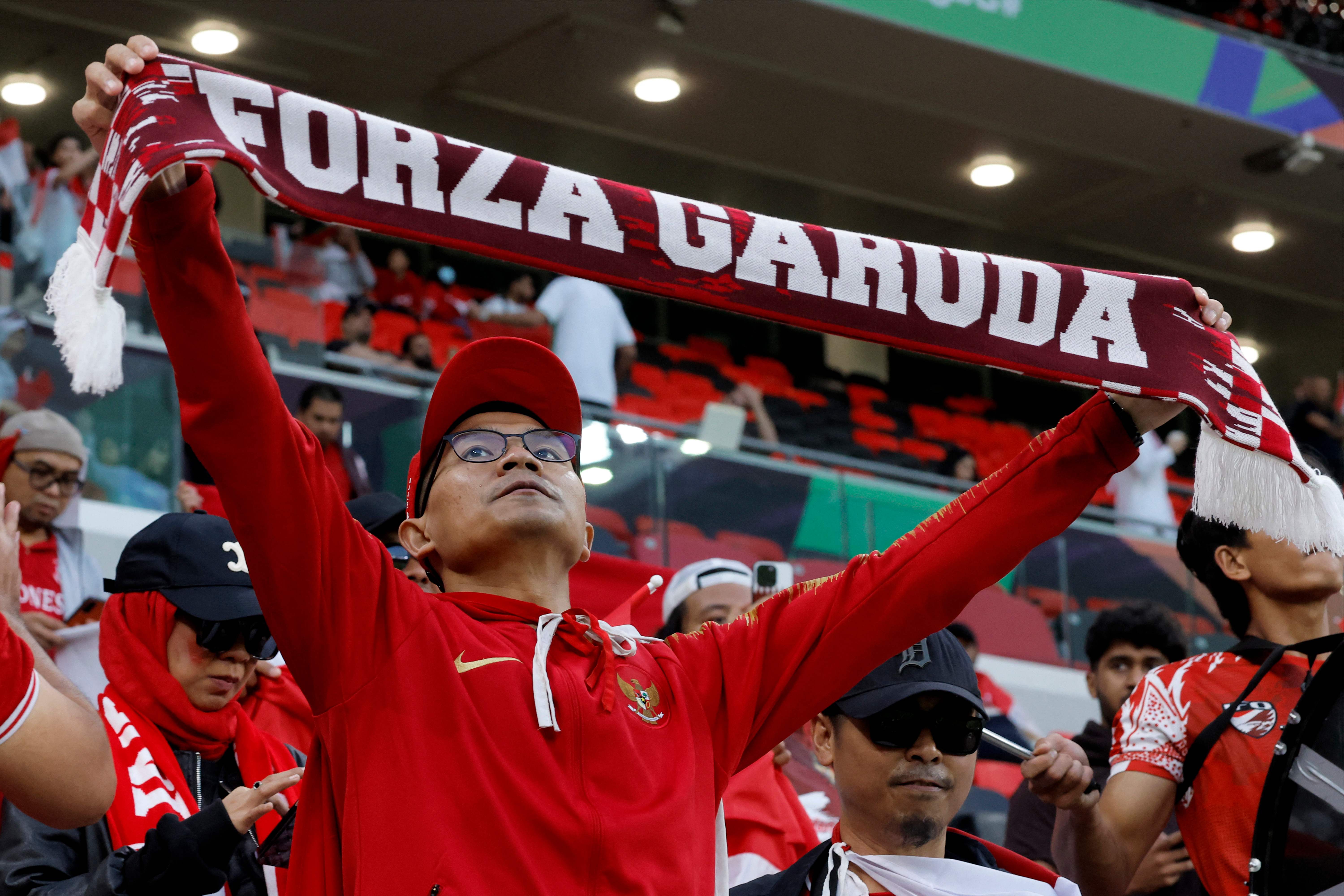 Suporter Timnas Indonesia di laga Indonesia vs Irak pada Piala Asia pada 15 Januari 2024.