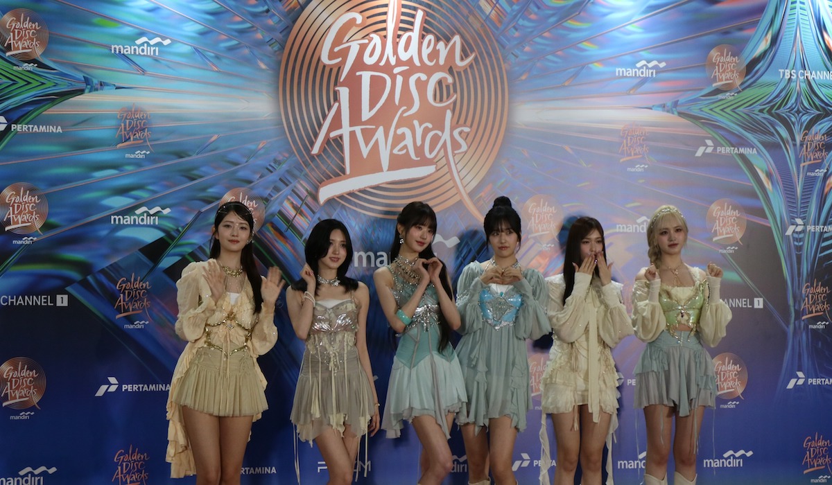 Gaya busana Ive di Red Carpet Golden Disc Award ke-38 jadi sorotan