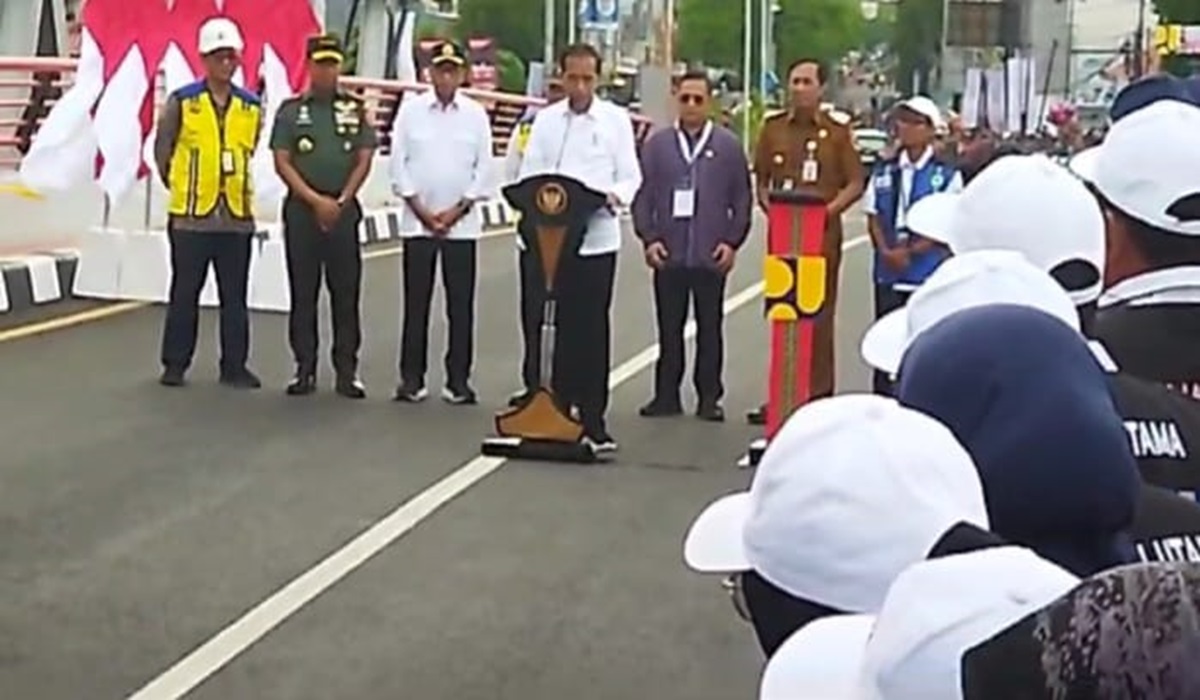 Presiden Joko Widodo (Jokowi) memberi sambutan saat meresmikan enam jembatan di Jawa Tengah yang dipusatkan di Jembatan Pemali, Brebes.