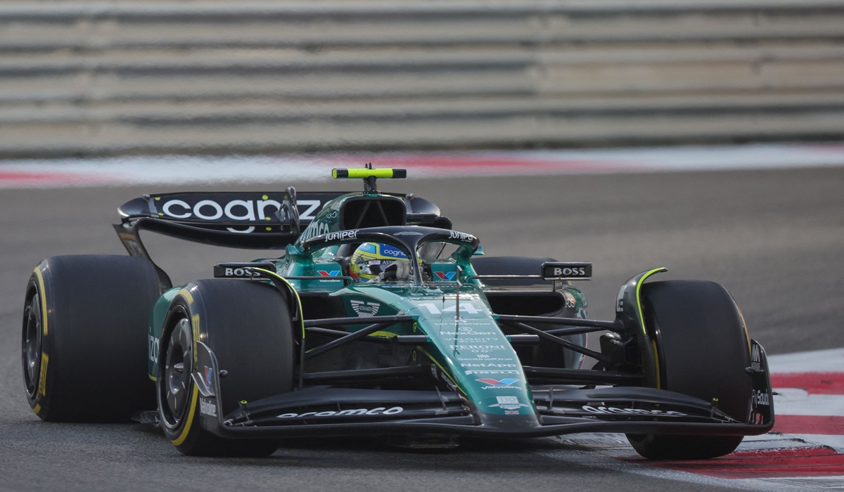 Pembalap Aston Martin Fernando Alonso beraksi di GP Abu Dhabi