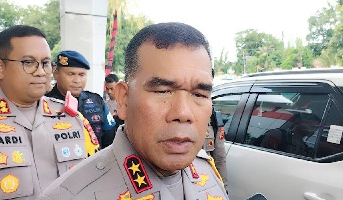 Irjen Pol Daniel Tahi Monang Silitonga saat diwawancara awak media di halaman gedung Sikka Convention Center (SCC).