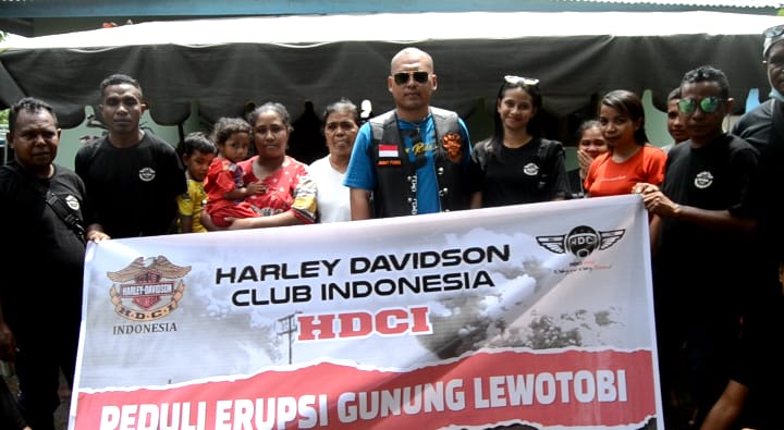 HDCI menyerahkan bantuan kepada warga korban erupsi Gunung Lewotobi.