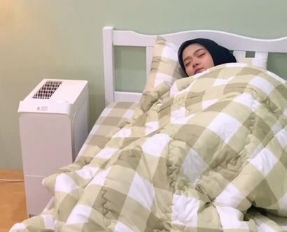 Dehumidifier bisa menghilangkan kelembaban berlebih di dalam ruangan dan mengurangi pertumbuhan bakteri, jamur, dan virus di udara.