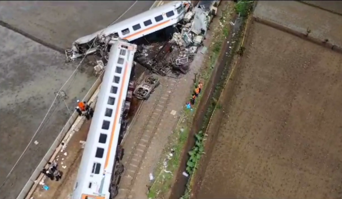 Gerbong KA Turangga dan Commuter Line Bandung Raya yang kecelakaan di Cicalengka, Jumat, 5 Januari 2024.