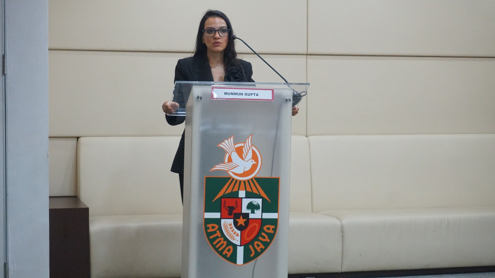 Dr. Munmun Gupta  dalam sidang terbuka program Doktor Linguistik Terapan Bahasa Inggris pertama di tahun 2024.