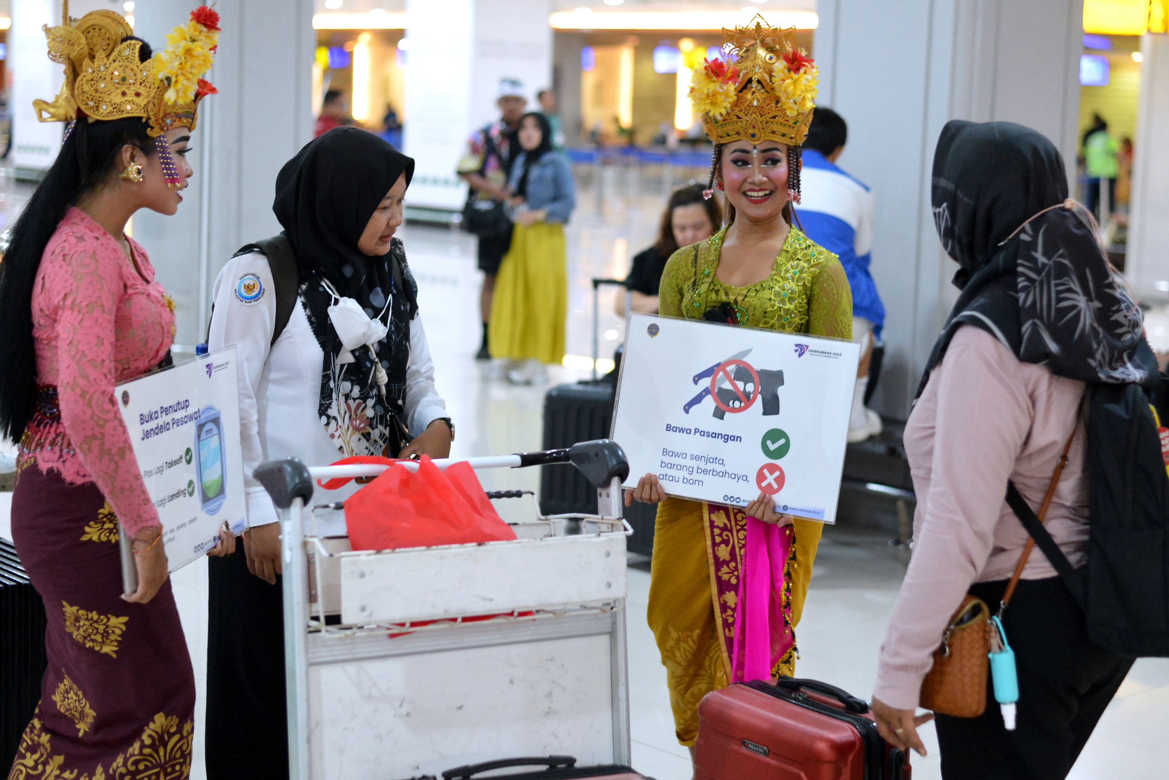 Kampanye keselamatan penerbangan di Bandara Ngurah Rai Bali.