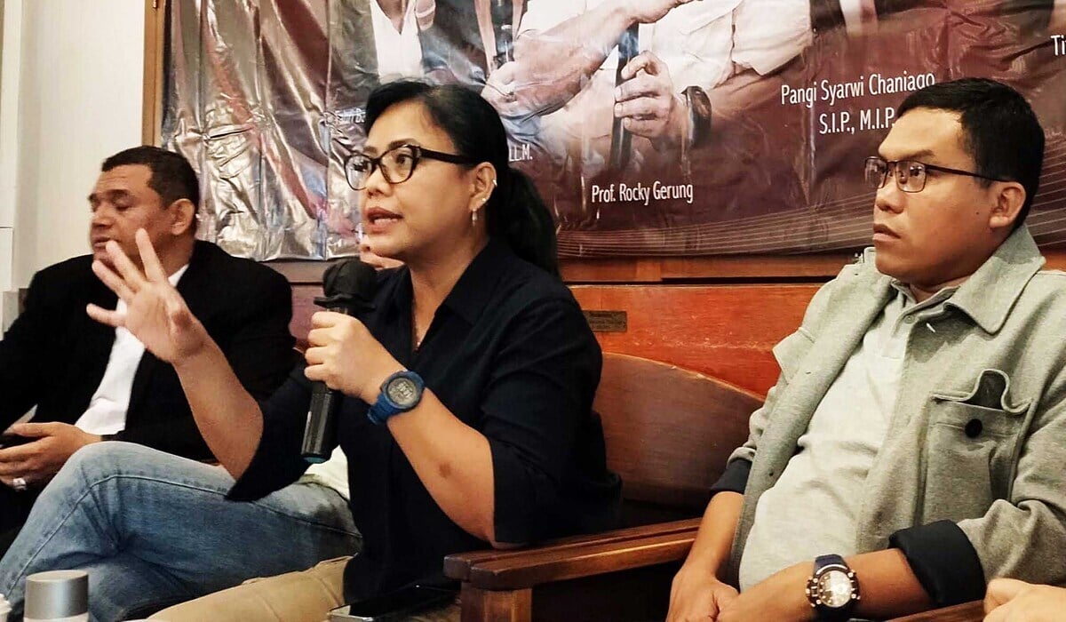 Ahli Hukum Tata Negara Bivitri Susanti (tengah).