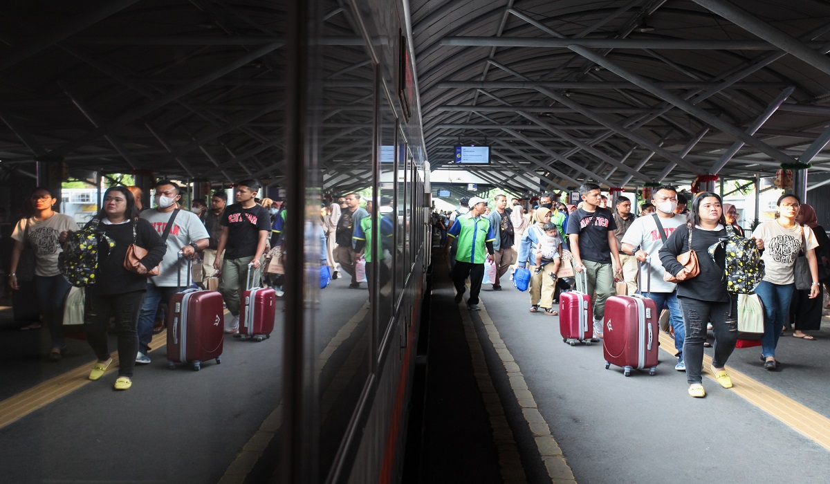 Arus Balik Nataru Masih Tinggi di Stasiun KA Gubeng