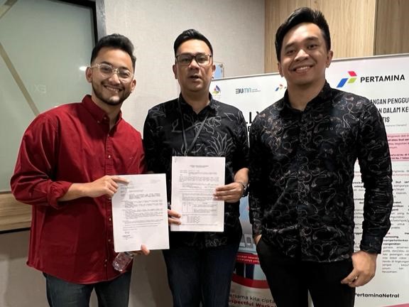 Contry Manager ELSA Yasser Muhammad Syaiful, Manager L&D Patra Jasa Andi Ryan, CEO LingoTalk Andre Benito menunjukkan hasil pelatihan.