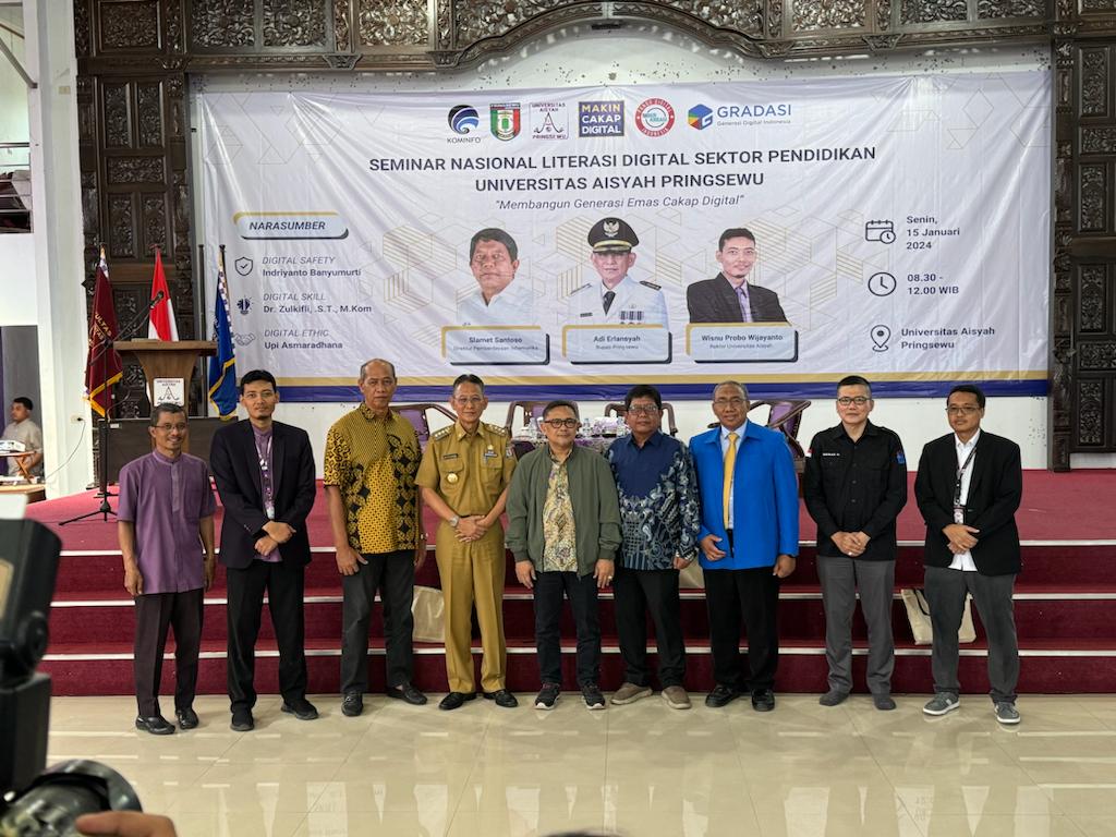 Seminar Literasi Digital Sektor Pendidikan dengan tema “Membangun Generasi Emas Cakap Digital”. 