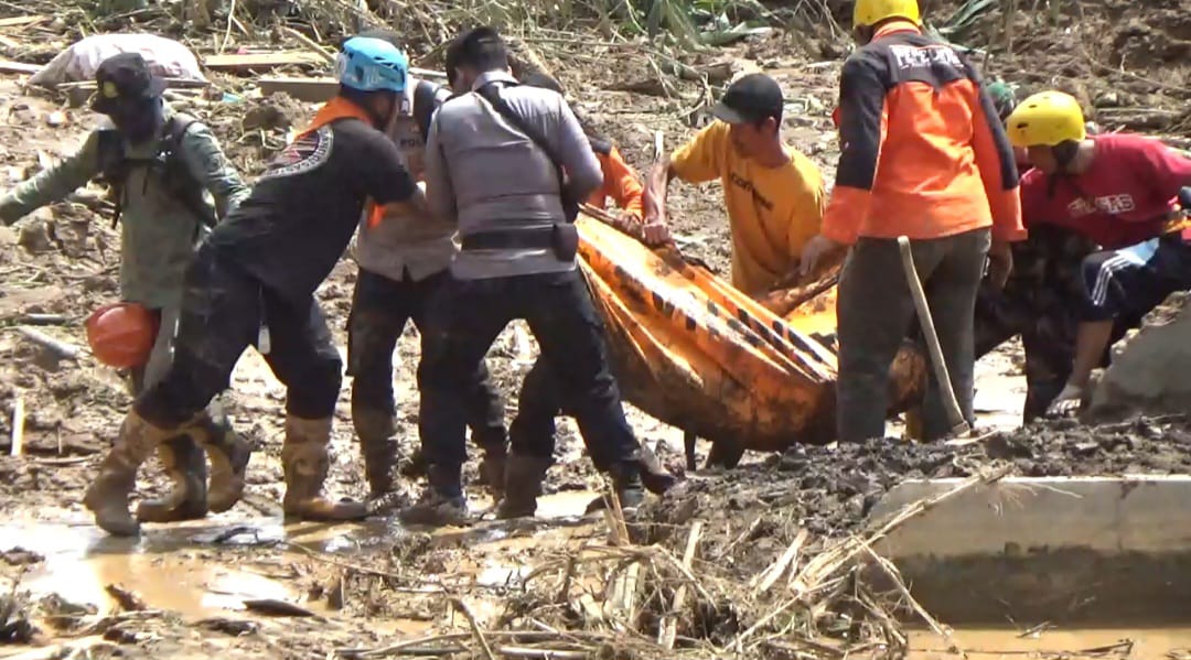Tim SAR Gabungan mengevakuasi korban tanah longsor di Cipondoh, Kabupaten Subang