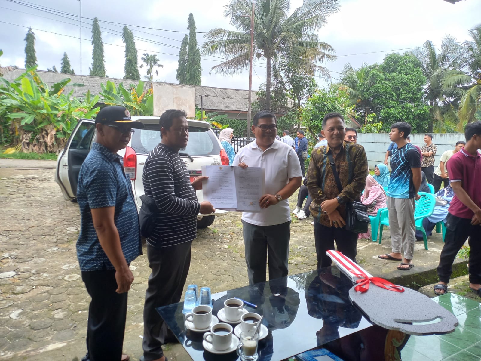 PJ Bupati Bangka Muhammad Haris (tengah) menyerahkan bantuan mobil ke rumah singgah di Palembang.