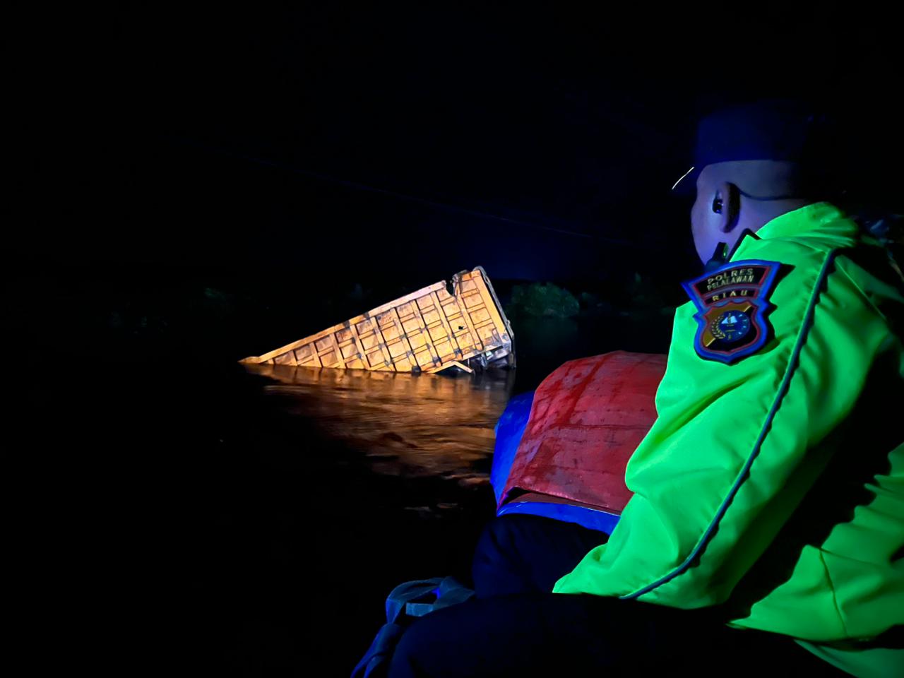 Salah satu kendaraan besar yang terguling akibat kian tingginya debit air di Pelalawan.