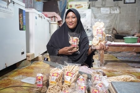  Dahlena membangun usaha kuliner pembuatan ampiang ikan khas Babel dengan nama Ampiang Ikan Raisyah yang merupakan UMKM binaan Mind Id..