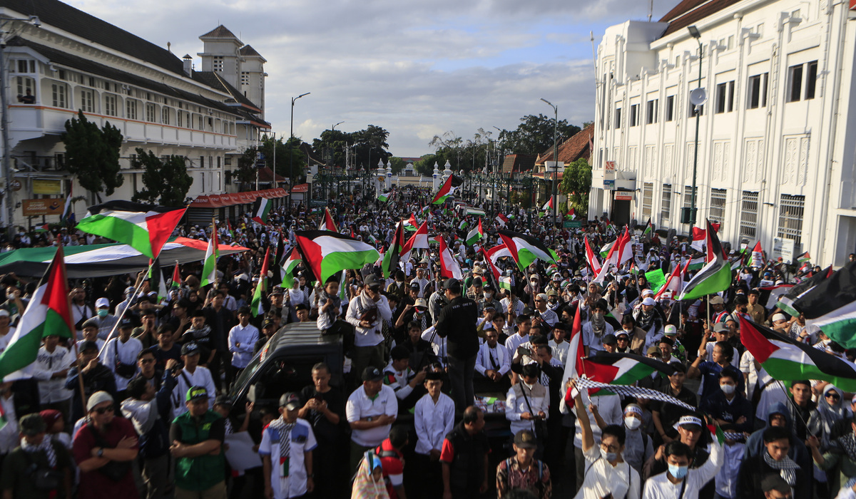 Warga mengikuti aksi solidaritas untuk Palestina di kawasan Nol Kilometer Yogyakarta, 13 Januari 2024.