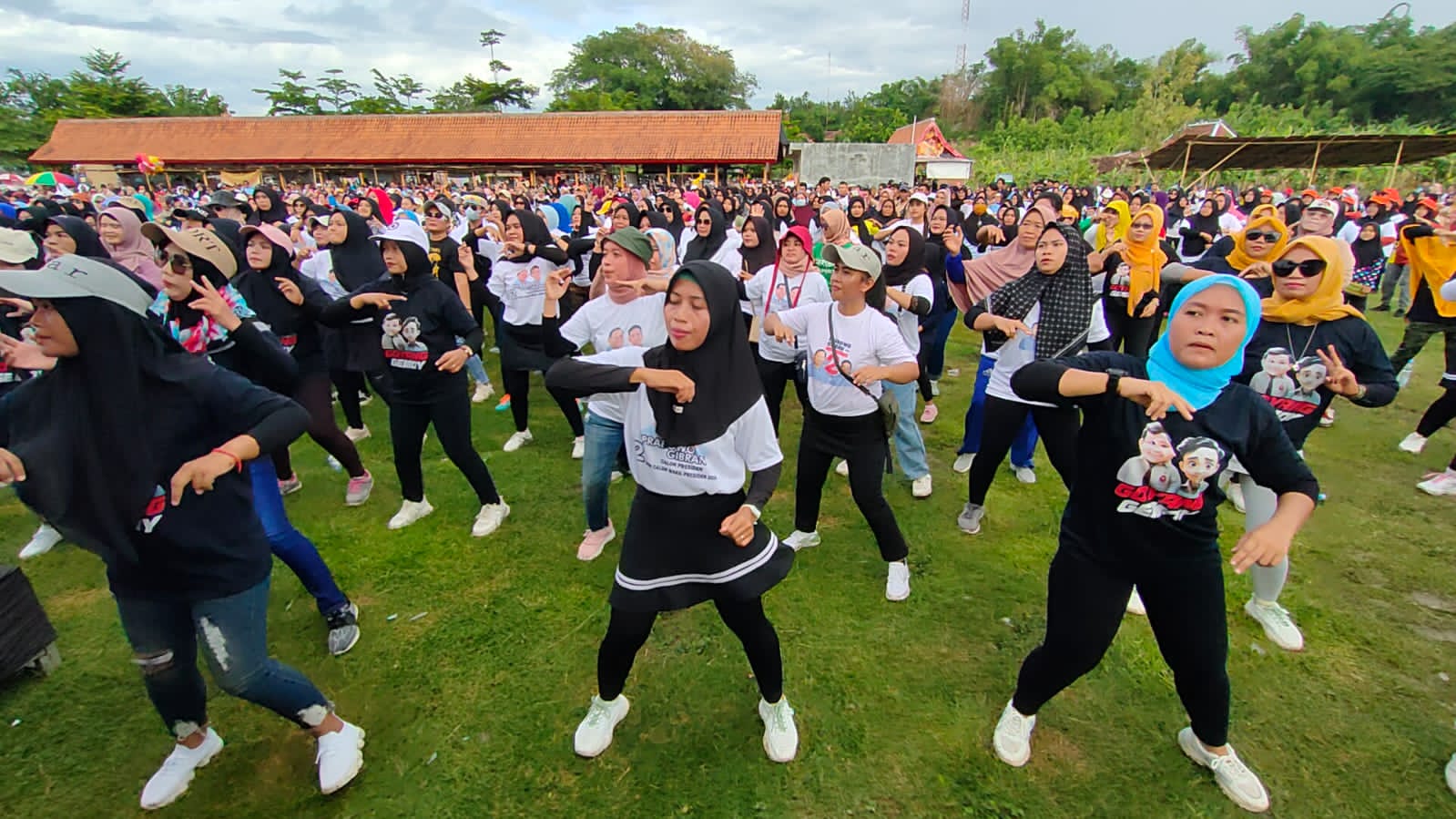 Warga Sragen menggelar senam bersama