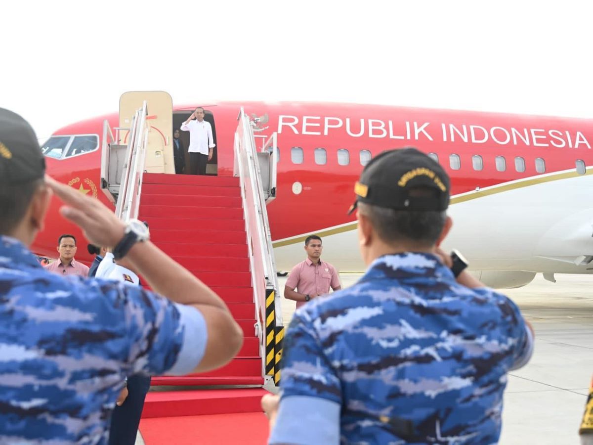 Presiden Joko Widodo hendak masuk ke pesawat menuju IKN.