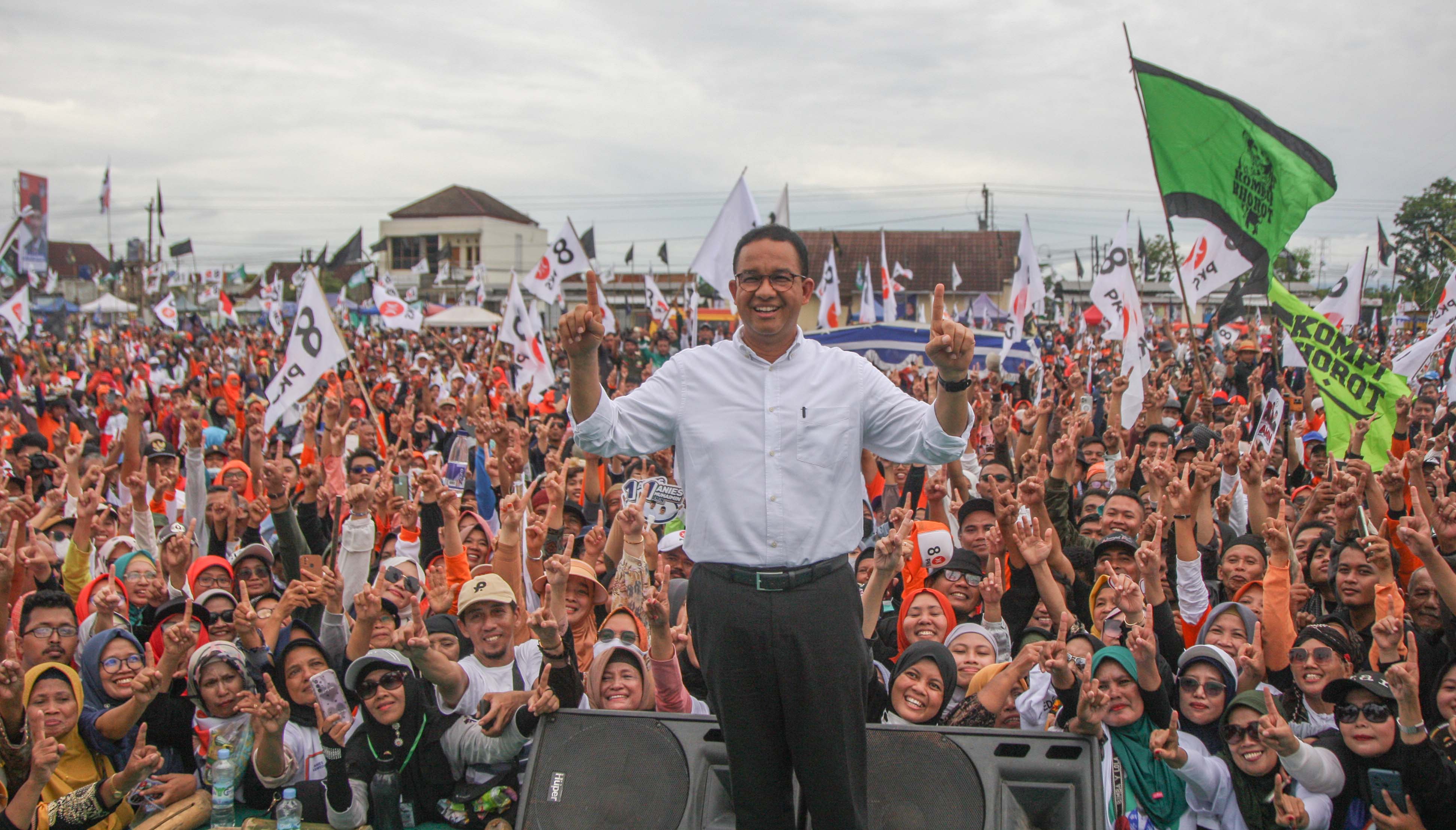 Calon presiden nomor urut 1 Anies Baswedan melayani selfie dengan para pendukungnya saat Apel Akbar Rakyat di Lapangan Jambidan, Bantul, DIY